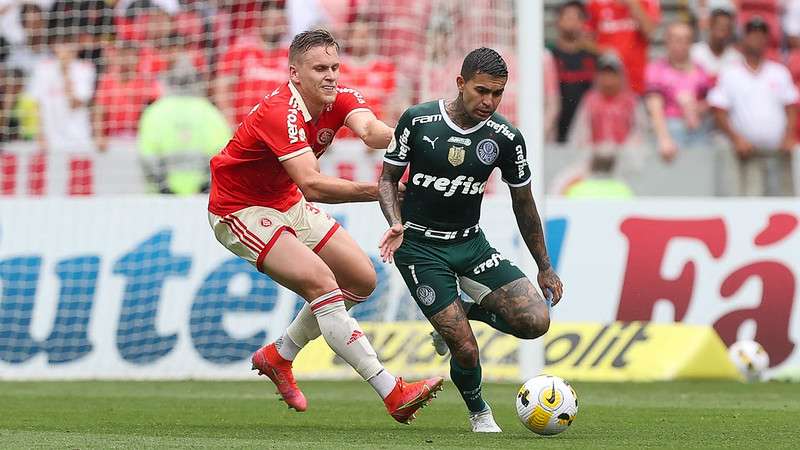 Dudu do Palmeiras em disputa contra o Internacional, durante partida válida pela trigésima oitava rodada do Brasileirão 2022, no Beira-Rio.