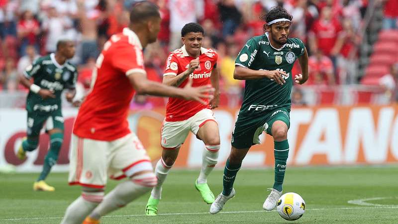 Gustavo Scarpa em jogo do Palmeiras contra o Internacional, durante partida válida pela trigésima oitava rodada do Brasileirão 2022, no Beira-Rio.