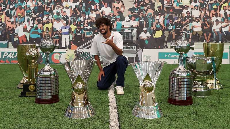 Gustavo Scarpa é homenageado pelo Palmeiras em sessão de fotos com os troféus conquistados pela sua passagem no clube na Academia de Futebol.