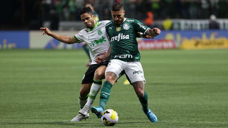 Zé Rafael em disputa pelo Palmeiras contra o América-MG, durante partida válida pela trigésima sétima rodada do Brasileirão 2022, no Allianz Parque.