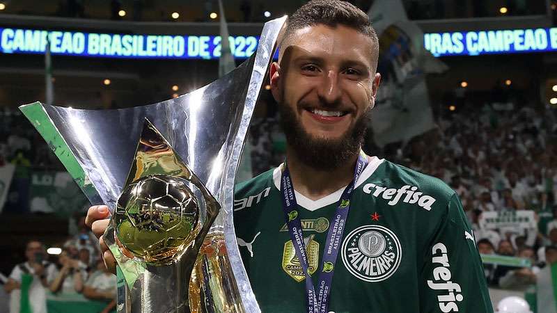 Zé Rafael do Palmeiras comemora a conquista do Campeonato Brasileiro, após partida contra o América-MG válida pela trigésima sétima rodada do Brasileirão 2022, no Allianz Parque.