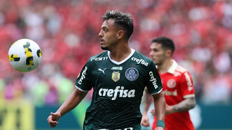 Gabriel Menino em jogo do Palmeiras contra o Internacional, durante partida válida pela trigésima oitava rodada do Brasileirão 2022, no Beira-Rio.