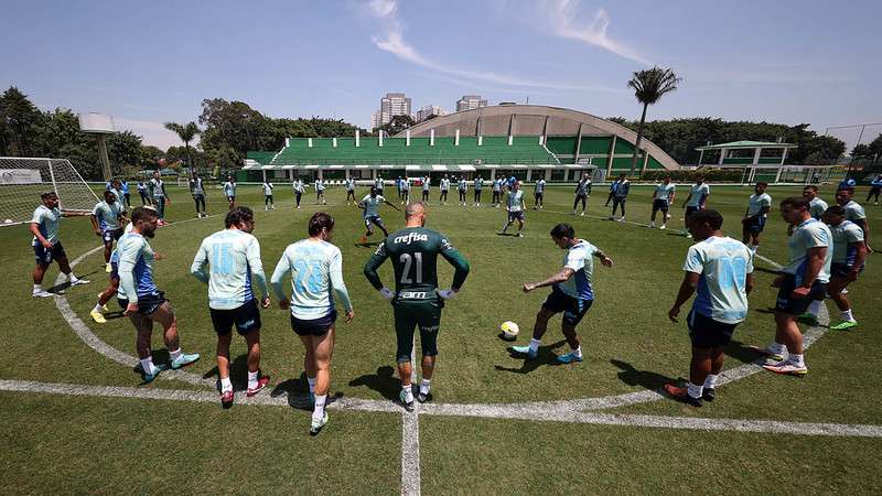 Atletas do Palmeiras durante treinamento na Academia de Futebol.