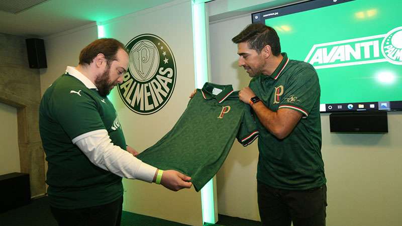 Abel Ferreira aparece em evento na Sala de Troféus do Palmeiras e surpreende sócios Avanti.