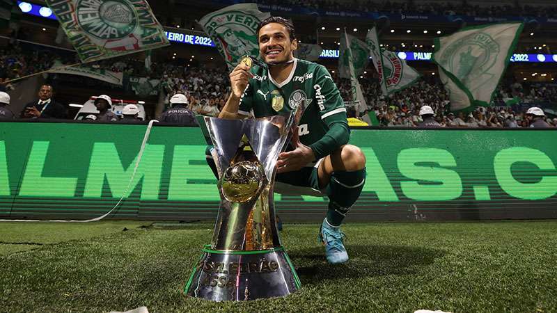 Raphael Veiga do Palmeiras comemora a conquista do Campeonato Brasileiro, após jogo contra o América-MG em partida válida pela trigésima sétima rodada do Brasileirão 2022, no Allianz Parque.