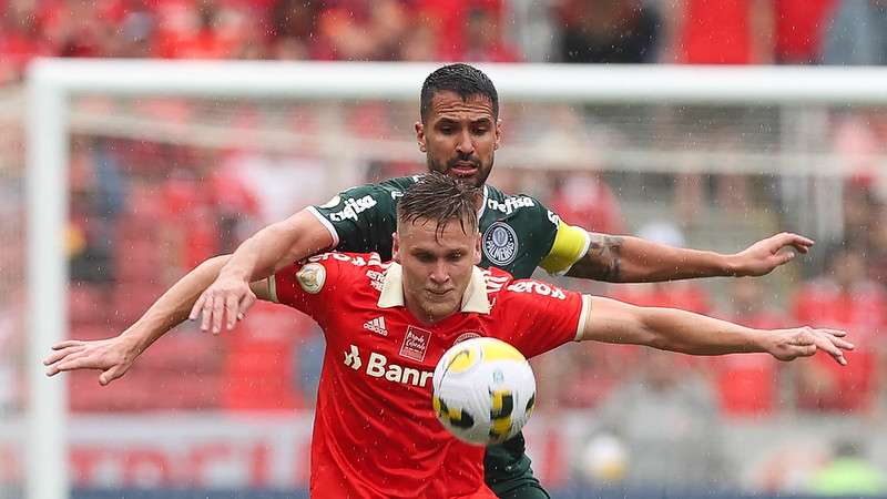 Luan em disputa pelo Palmeiras contra o Internacional, durante partida válida pela trigésima oitava rodada do Brasileirão 2022, no Beira-Rio.
