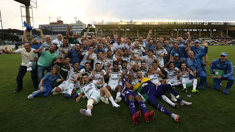 Elenco do Palmeiras comemora a conquista do Decacampeonato, após jogo contra o Vasco, durante partida válida pela trigésima sétima rodada do Brasileirão 2018, em São Januário.