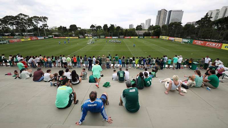 Sócios Avanti assistem o treinamento do Palmeiras na Academia de Futebol.