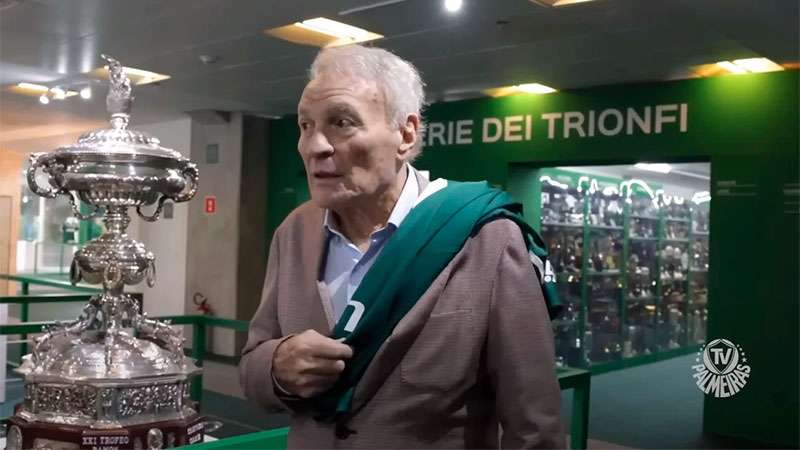 Ex-jogador Mazzola visita Sala de Troféus do Palmeiras e recebe camisa personalizada.