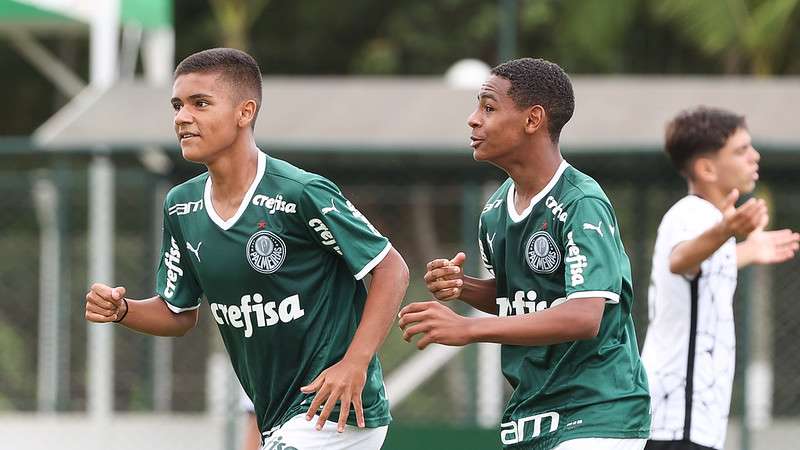Atletas do Palmeiras comemoram gol e vitória sobre o SCCP, na segunda partida válida pela semifinal do Campeonato Paulista Sub-13, na Academia de Futebol 2, em Guarulhos-SP.
