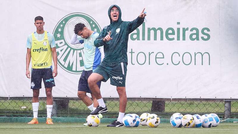 Paulo Victor e atletas do Sub-20, durante treinamento do Palmeiras na Academia de Futebol, em São Paulo-SP.