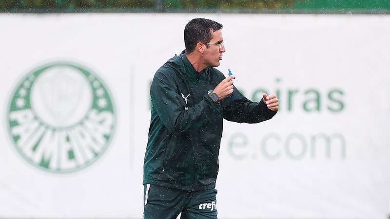 Paulo Victor comanda equipe Sub-20 do Palmeiras, durante treinamento na Academia de Futebol, em São Paulo-SP.