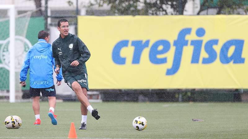 Paulo Victor comanda equipe Sub-20 do Palmeiras, durante treinamento na Academia de Futebol, em São Paulo-SP.