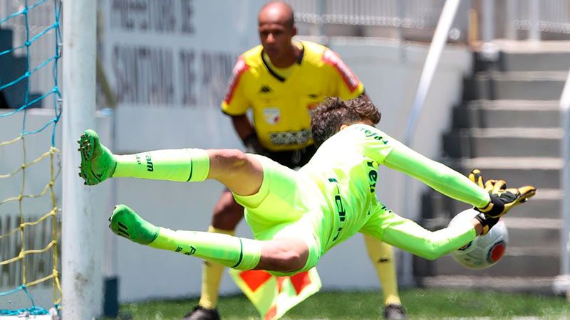 Lucca salta para defender pênalti na final do Paulista Sub-13 e garantir o título ao Palmeiras.