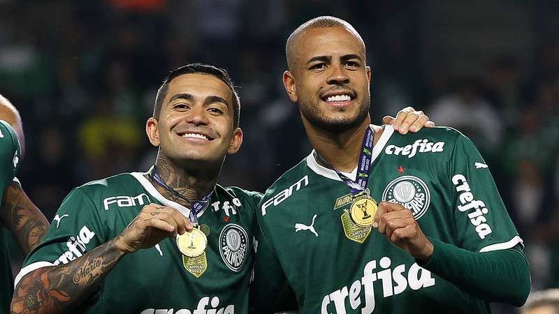 Dudu e Mayke do Palmeiras comemoram a conquista do Brasileirão 2022, após jogo contra o América-MG em, partida válida pela trigésima sétima rodada do Campeonato Brasileiro 2022, no Allianz Parque.