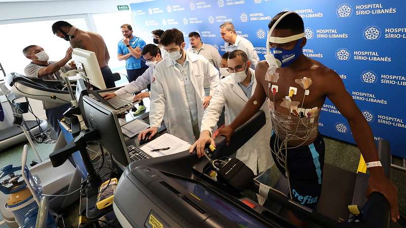 Endrick durante exames e avaliações de pré-temporada, antes do início do treino do Palmeiras na Academia de Futebol.