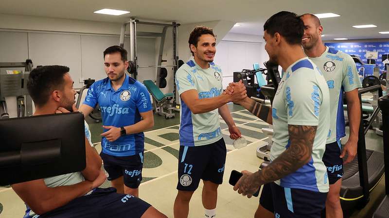 Luan, Raphael Veiga, Gustavo Gómez e Marcelo Lomba, junto ao analista de desempenho Tiago Costa, durante reapresentação do elenco do Palmeiras, na Academia de Futebol.