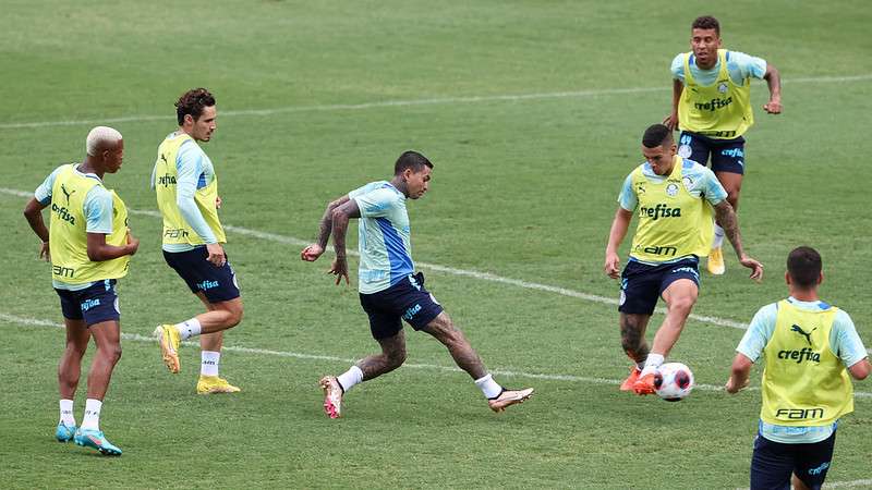 Danilo, Raphael Veiga, Dudu, Naves e Marcos Rocha, durante treinamento do Palmeiras, na Academia de Futebol.