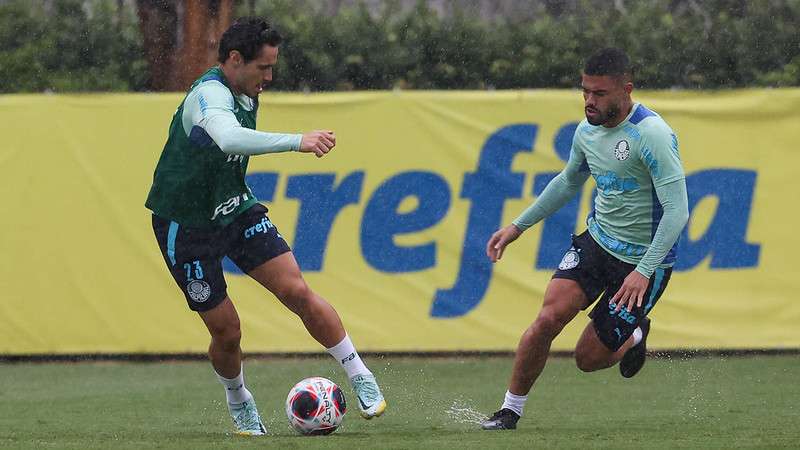 Raphael Veiga e Bruno Tabata durante treinamento do Palmeiras, na Academia de Futebol.