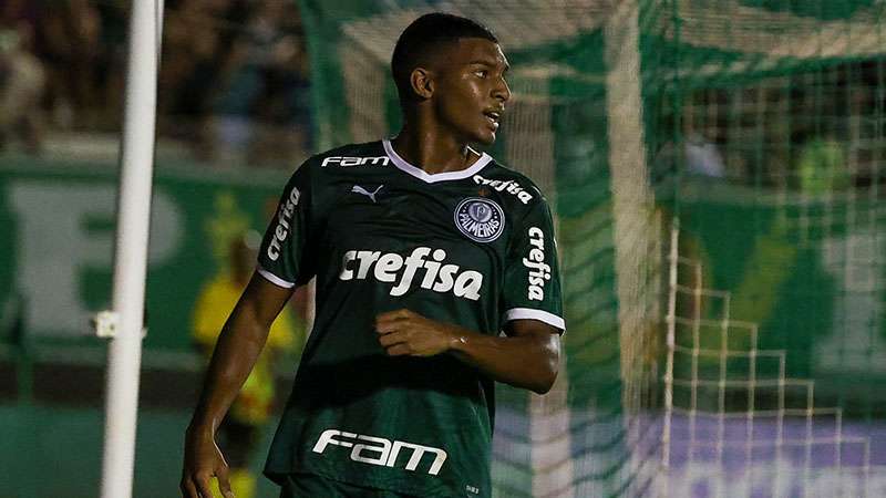 Luis Guilherme em ação pelo Palmeiras na estreia da Copinha.