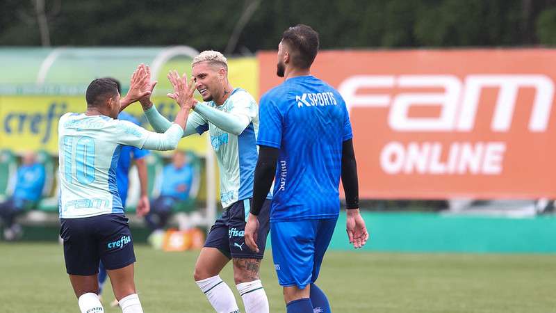 Rony e Rafael Navarro comemoram gol durante jogo-treino do Palmeiras contra o Suzano, na Academia de Futebol.