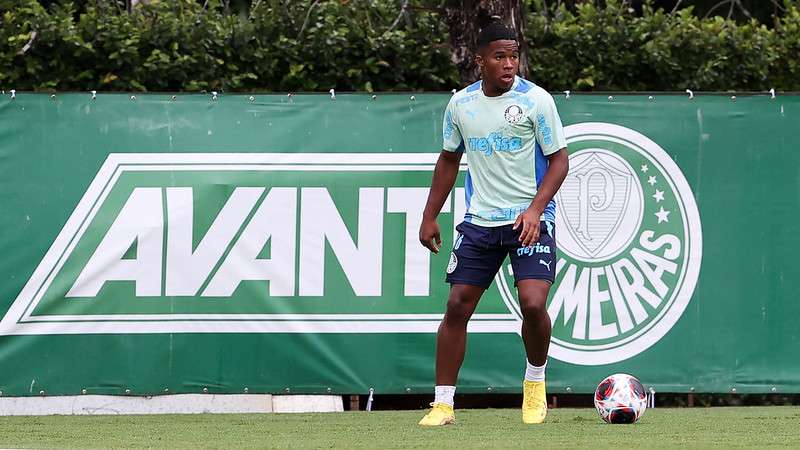 Endrick durante treinamento do Palmeiras na Academia de Futebol.