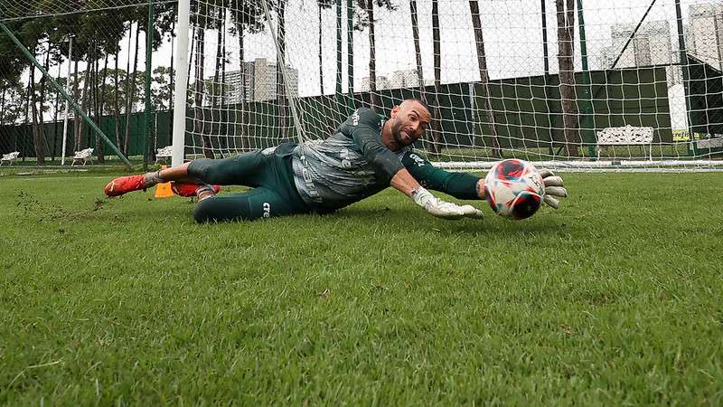 Weverton durante treinamento do Palmeiras na Academia de Futebol.