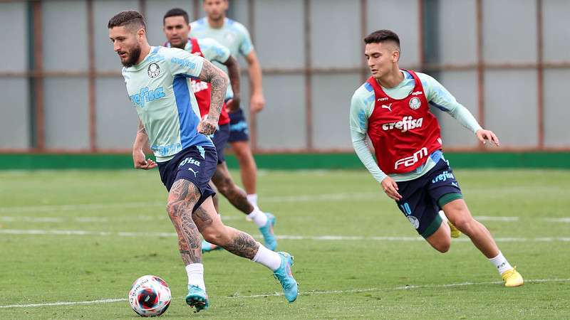 Zé Rafael e Atuesta durante treinamento do Palmeiras, na Academia de Futebol.