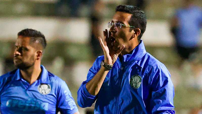 O técnico do time sub-20 do Palmeiras, Paulo Victor Gomes, durante o jogo contra o Rio Preto na Copinha 2023