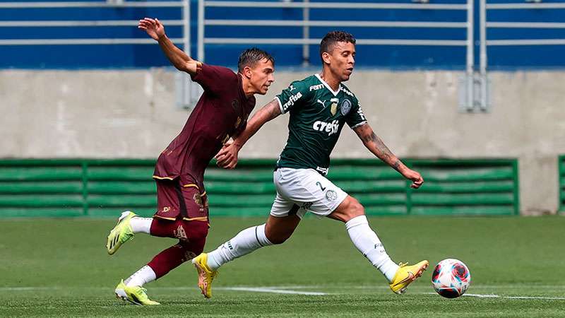 Marcos Rocha disputa jogada em jogo-treino contra o Audax no Allianz Parque