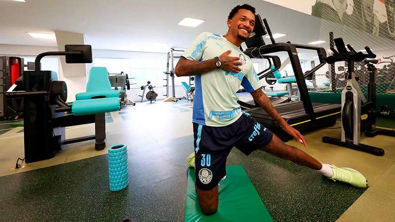 O meio-campista Jailson participa de treino regenerativo na Academia de Futebol