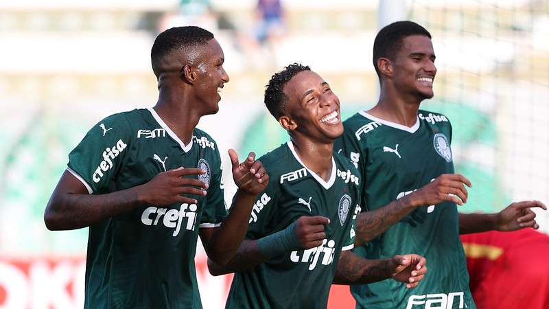 Atletas do Palmeiras comemoram gol na vitória sobre o Sampaio Corrêa, válida pela segunda fase da Copa São Paulo de Futebol Junior, no Estadio Anísio Haddad, em São José do Rio Preto-SP.