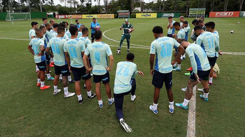 Abel Ferreira conversa com o elenco do Palmeiras durante treinamento, na Academia de Futebol.