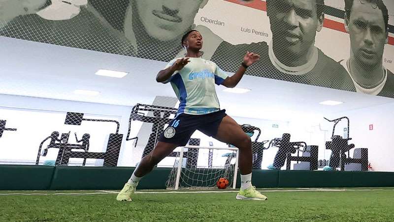 Endrick durante treinamento do Palmeiras na Academia de Futebol.