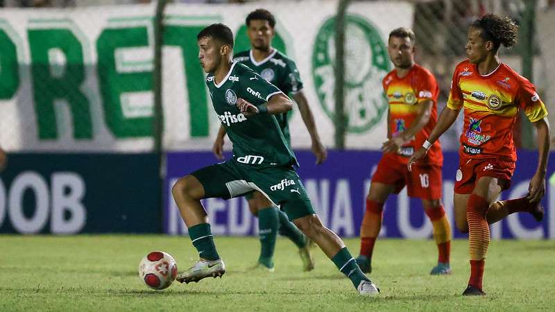 Atletas do Palmeiras na partida contra o Juazeirense-BA, válida pela terceira fase da Copinha 2023, no Estadio Anísio Haddad, em São José do Rio Preto-SP.