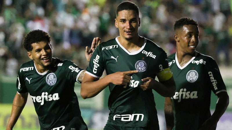 Atletas comemoram gol do Palmeiras contra o Juazeirense-BA, em partida válida pela terceira fase da Copinha 2023, no Estadio Anísio Haddad, em São José do Rio Preto-SP.