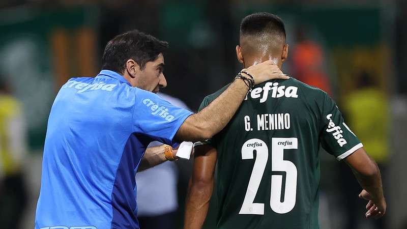 Abel Ferreira e Gabriel Menino no jogo do Palmeiras contra o São Bento, durante partida válida pela primeira rodada do Paulistão 2023, no Allianz Parque.