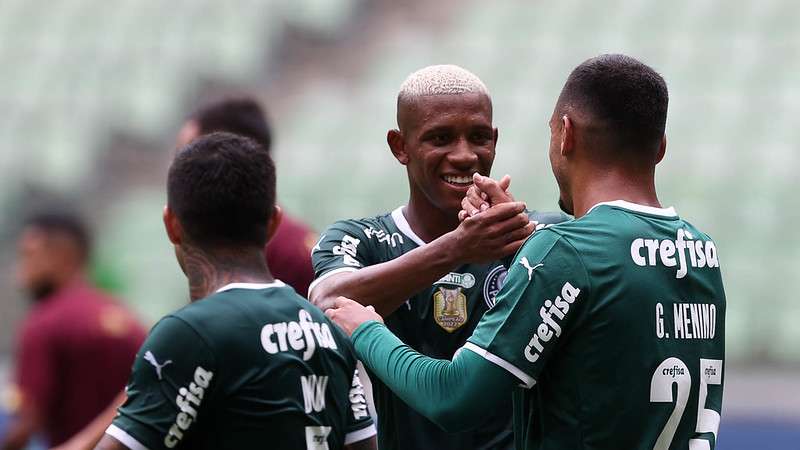 Tá jogando muito! - Wesley elogia o futebol de Danilo