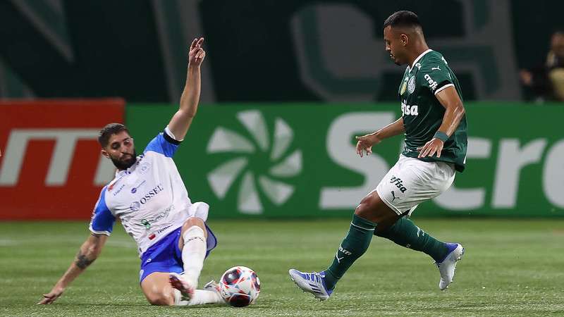 Gabriel Menino em disputa pelo Palmeiras contra o São Bento, durante partida válida pela primeira rodada do Paulistão 2023, no Allianz Parque.