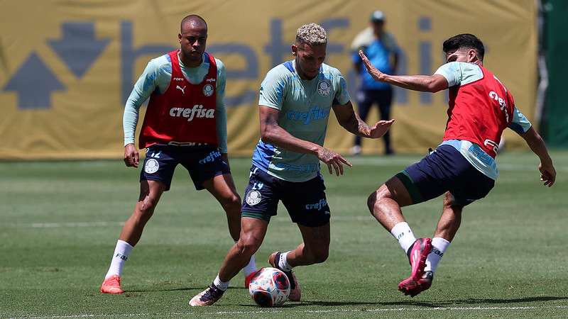 Mayke, Navarro e López durante treinamento do Palmeiras, na Academia de Futebol.