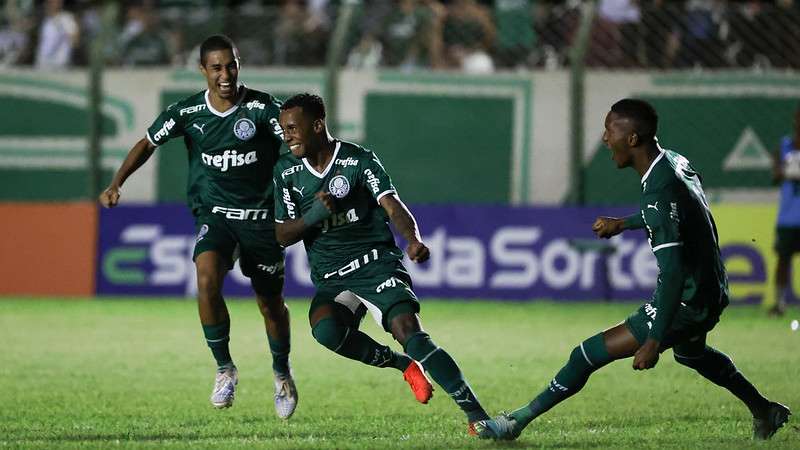 Kevin comemora seu gol pelo Palmeiras contra o Mirassol, em partida válida pelas oitavas de final da Copinha 2023, no Estadio Anísio Haddad, em São José do Rio Preto-SP.