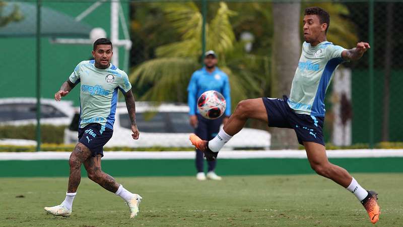 Dudu e Marcos Rocha durante treinamento do Palmeiras na Academia de Futebol.