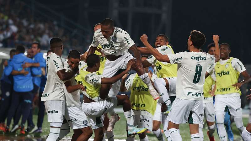 Atletas do Palmeiras comemoram gol contra o Floresta-CE, em partida válida pelas quartas de final da Copinha 2023, no Estádio Bruno José Daniel, em Santo André-SP.