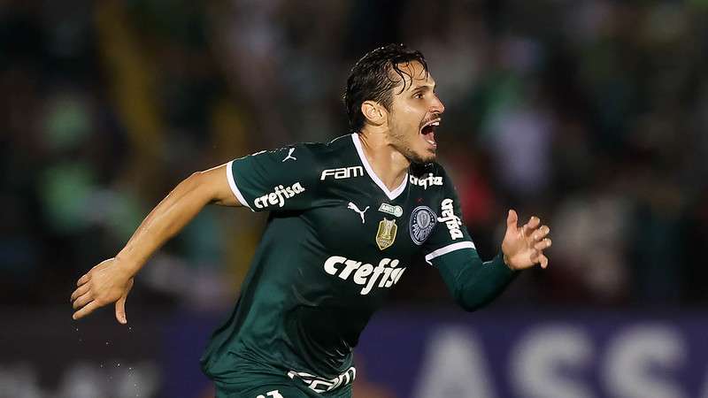 Raphael Veiga comemora seu gol pelo Palmeiras contra o Botafogo-SP, durante partida válida pela segunda rodada do Paulistão 2023, no estádio Santa Cruz.