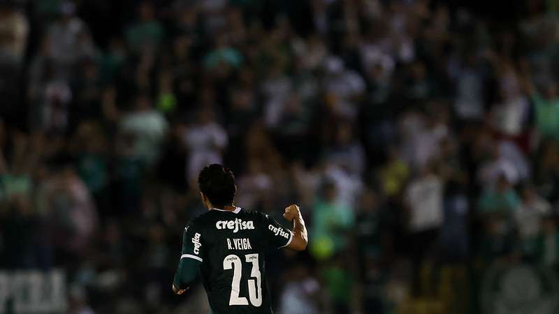 Raphael Veiga comemora seu gol pelo Palmeiras contra o Botafogo-SP, durante partida válida pela segunda rodada do Paulistão 2023, no estádio Santa Cruz.