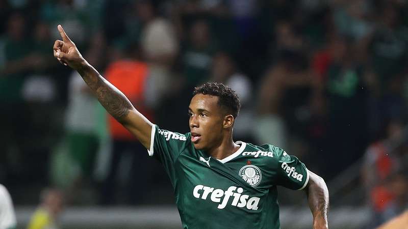Kevin comemora seu gol pelo Palmeiras contra o Goiás, em partida válida pela semifinal da Copinha 2023, no Allianz Parque, em São Paulo-SP.