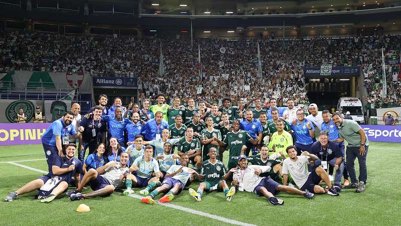 Elenco do Palmeiras comemora vitória contra o Goiás, em partida válida pela semifinal da Copinha 2023, no Allianz Parque, em São Paulo-SP.