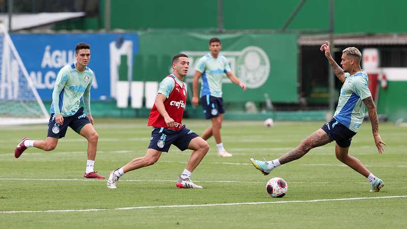 Atuesta, Kuscevic, Fabinho e Navarro durante treinamento do Palmeiras, na Academia de Futebol.