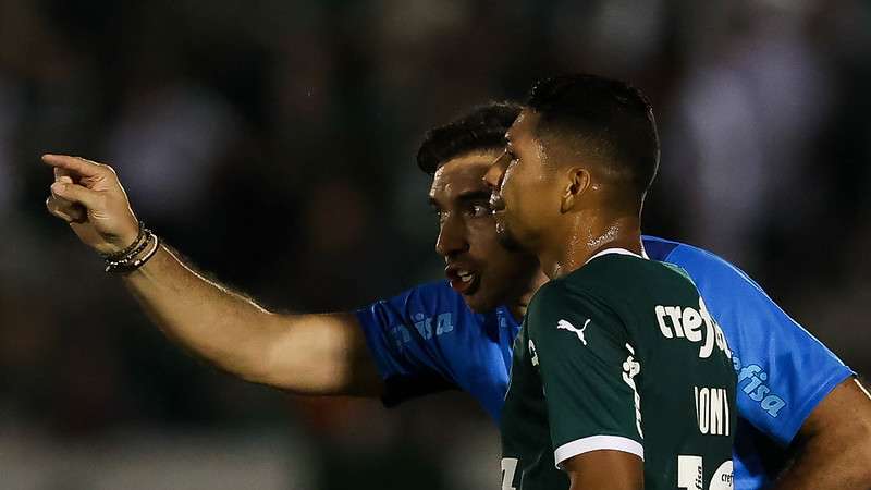 Abel Ferreira e Rony em jogo do Palmeiras contra o Botafogo-SP, durante partida válida pela segunda rodada Paulistão 2023, no Estádio Santa Cruz.