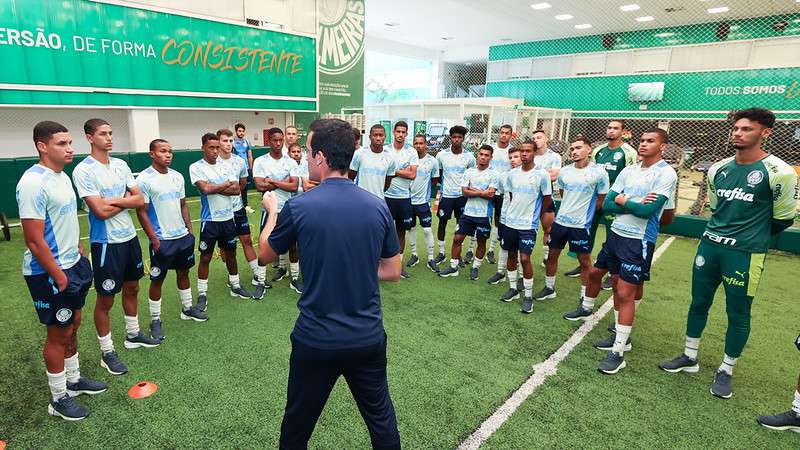 Paulo Victor e atletas do Sub-20, durante treinamento do Palmeiras na Academia de Futebol, em São Paulo-SP.